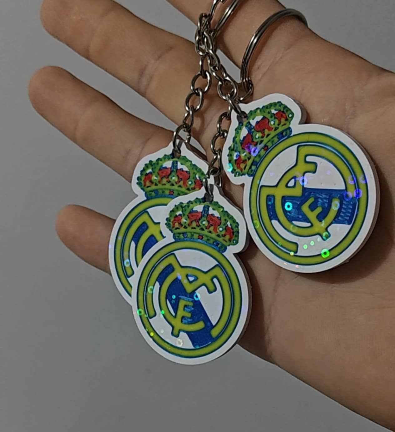 Detalle de llavero personalizado impreso en 3D con logo empresarial
