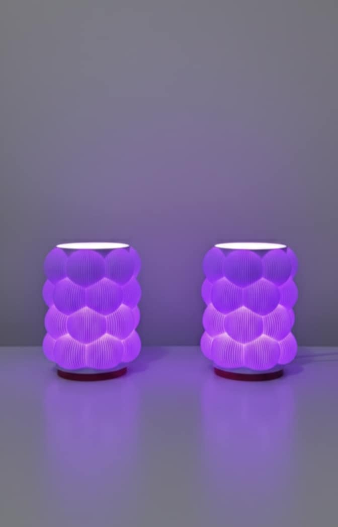 Detalle de lámpara de noche moderna con iluminación LED multicolor para dormitorio"