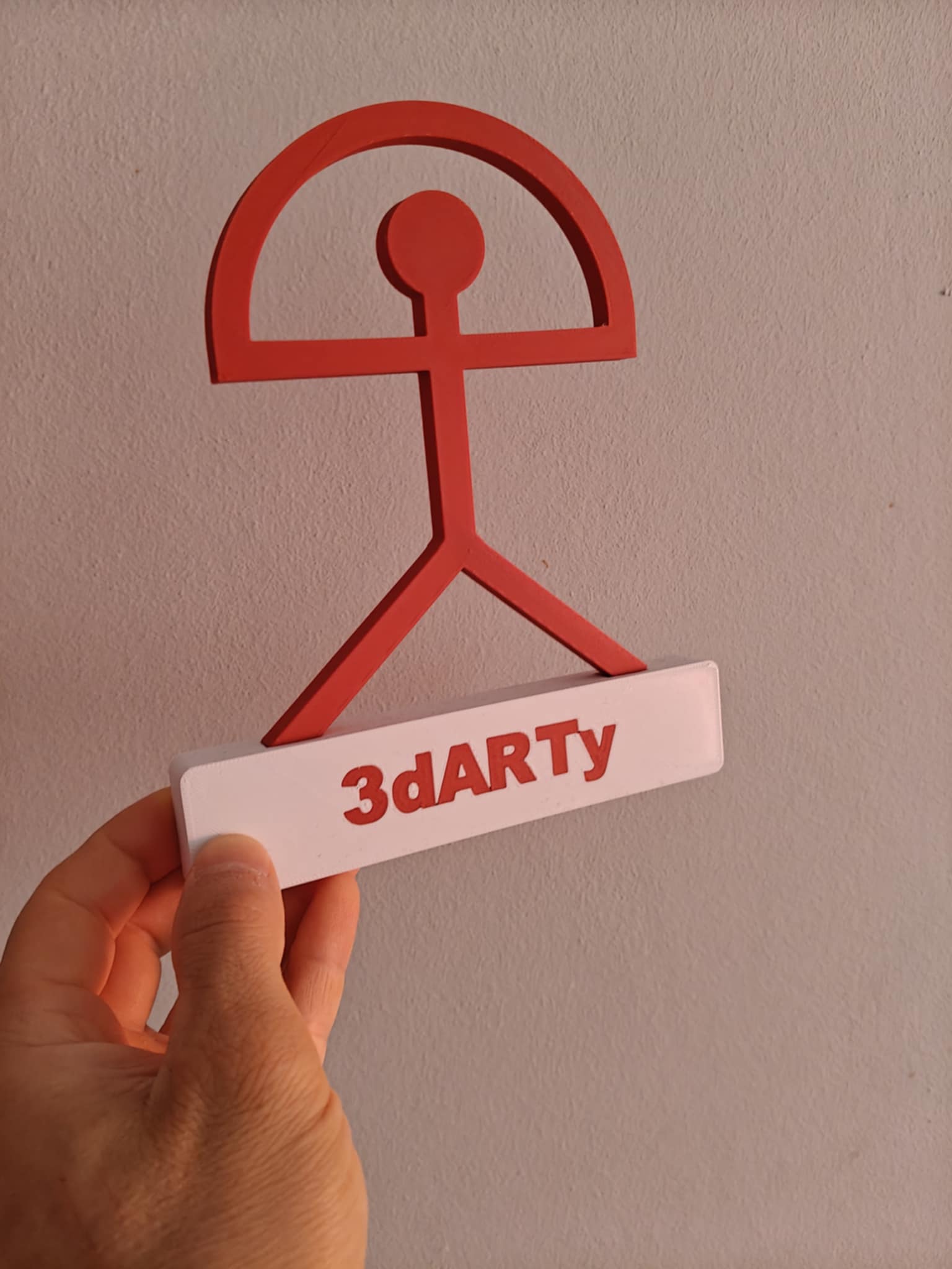 Variantes de color: "Índalo personalizado dorado con base personalizable"